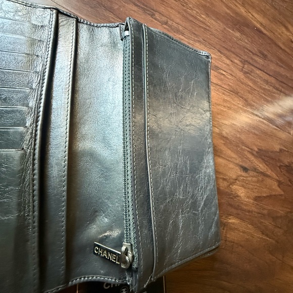 CHANEL Metallic Silver Quilted Card Holder - Picture 9 of 16